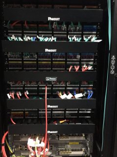 Susunan patch panel dan switch di dalam kabinet rack.